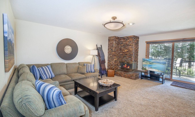 Dillon Condo | Amphitheater | Hot Tub–Pool, Lake, 3BR