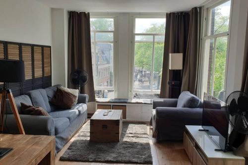 De Weteringschans Apartment | Amsterdam - Bright, canal-side, central, renovated 1BR