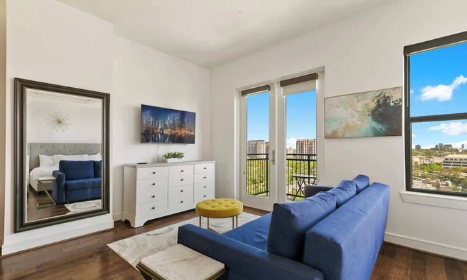 Uptown Apartment | Amyfinehouse |Contemporary Studio Apt|Pool+Patio