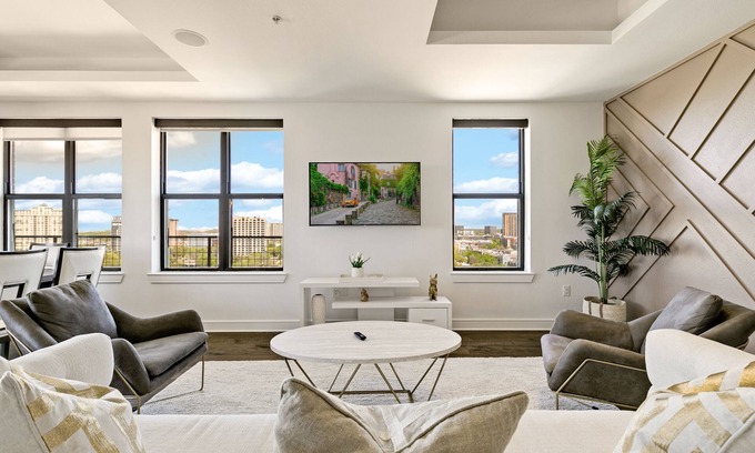 Uptown Apartment | Amyfinehouse Luxury 3BR Penthouse in Uptown Dallas Pool+Private Terrace+Skyline