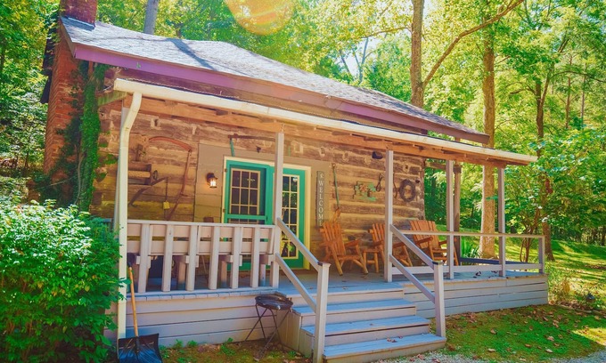 Nashville Cabin | An 1860s original log cabin ​​​close to downtown Nashville!