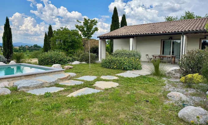 Saint-Hilaire-de-Brethmas Cottage | An atypical stay in the sun, view on the countryside, calm, ballade and petanque