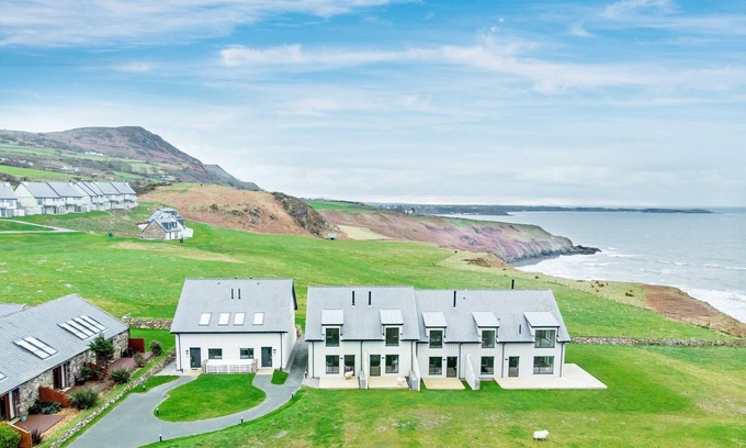 Pistyll Apartment | An exceptional new 2-bedroom terraced cottage, with stunning sea views.