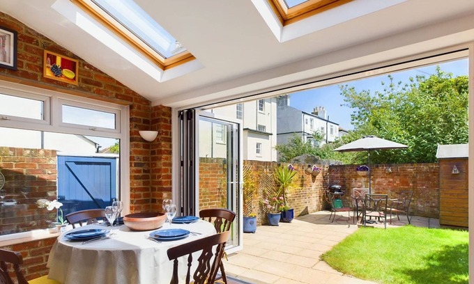 Ryde House | Anchor Down Close to the Beach Cafes and Restaurants