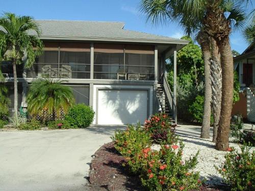 Mid Island House | Anchorage St. Pet-Friendly Vacation Home