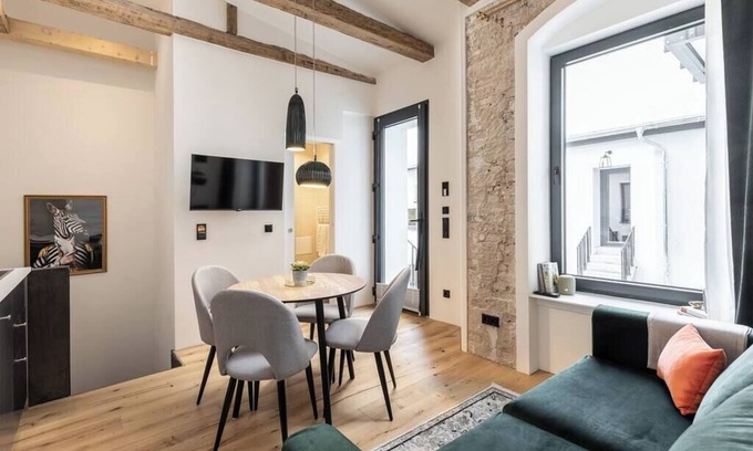 Weissensee Apartment | Ancient 33sqm 2room maisonette apt. Near center.