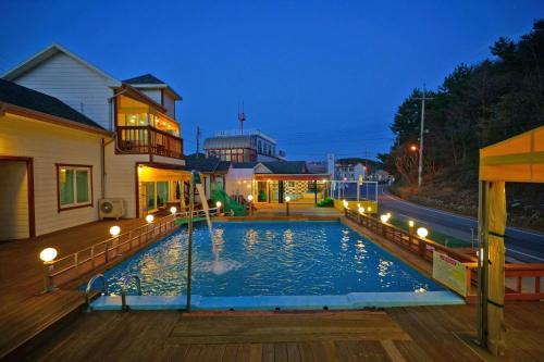 Taean House | anmyeondo neipkeulrobeo suyeongjangpensyeon