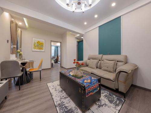 Kunming City Centre Apartment | Annie Apartment - only 120 metres from Metro Line 2 Exit B of Chuanxingulou