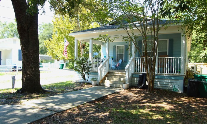 Bay St Louis Cottage | Annie's Cottage- A Peaceful Summer Getaway in Bay St. Louis! Adjustable Queens