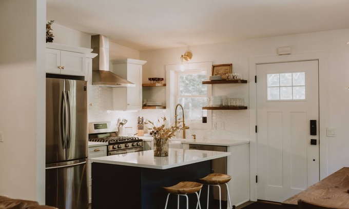 Stratton House | Antique charm 8 minutes from Stratton slopes!