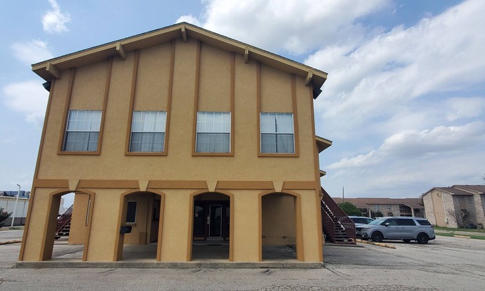 Cuero Hotel | Antler's Inn