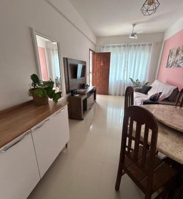 Rio das Ostras Apartment | Apê 101 5 min praia Abricó Rio das Ostras 2 quartos 4 pessoas com área externa com churrasqueira e rede