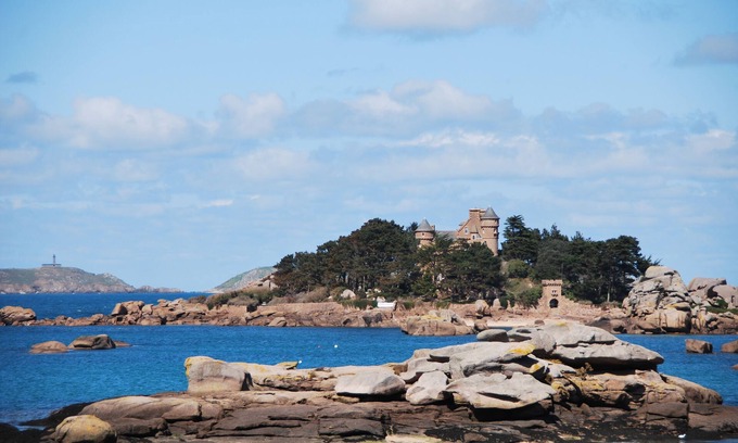 Tregastel Apartment | Apart. SEA VIEW 53m² on the beach, WIFI, 2-4 pers in TREGASTEL
