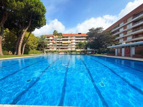 Salou City Centre Apartment | Apartamento entero céntrico con piscina, gran terraza y al lado de la playa