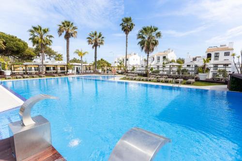 Quarteira Apartment | Apartamentos Honorio - Pool and Garden