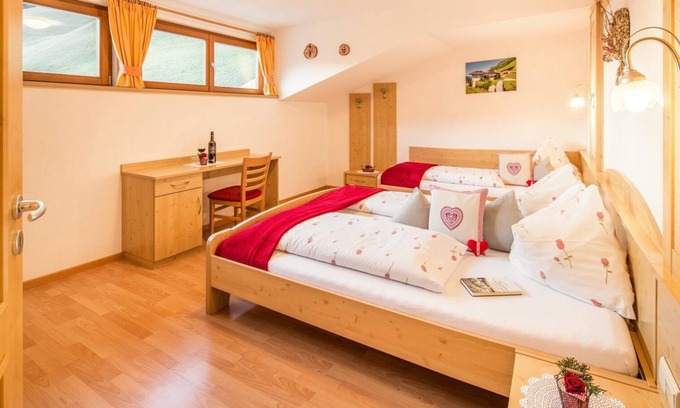 Valle Aurina Apartment | Apartment "Voppichlhof Edelweiss" with Mountain View, Shared Garden & Wi-Fi