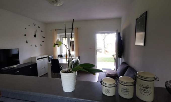 Miren-Kostanjevica Apartment | Apartma MIMI