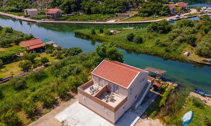 Ploce Apartment | Apartmani Mostina near river