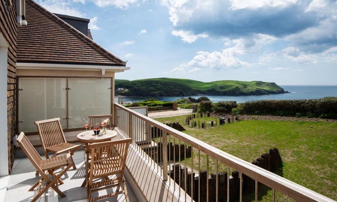 Hope-Cove House | Apartment 13, Willow Cove