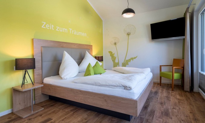 Hagnau Apartment | Apartment '302' with Shared Garden, Wi-Fi and Air Conditioning
