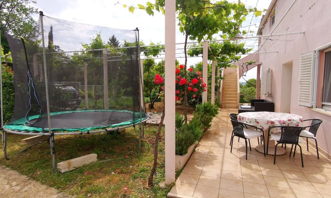 Banici Apartment | Apartment Ani - Two Bedroom Apartment with Terrace and Garden View