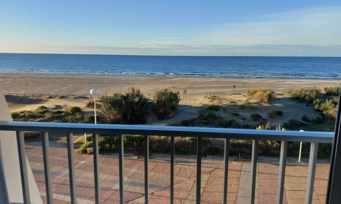 Le Couchant Apartment | Apartment 'Appartement Face À La Mer' with Sea View and Private Terrace