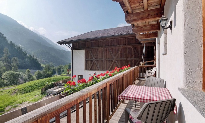 Senales Apartment | Apartment 'Ausser Brugghof Heidi' with Mountain View, Shared Garden and Wi-Fi