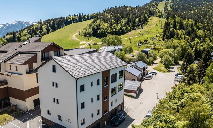 Ax-les-Thermes Apartment | Apartment 'Aux Pieds Des Pistes - Appt A' with Mountain View, Wi-Fi and Air Conditioning