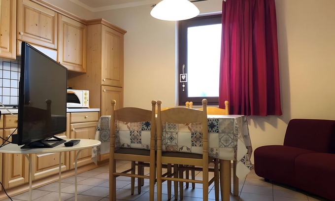 Saint-Denis Apartment | Apartment 'Becca D'Aver' with Mountain View, Shared Garden and Wi-Fi