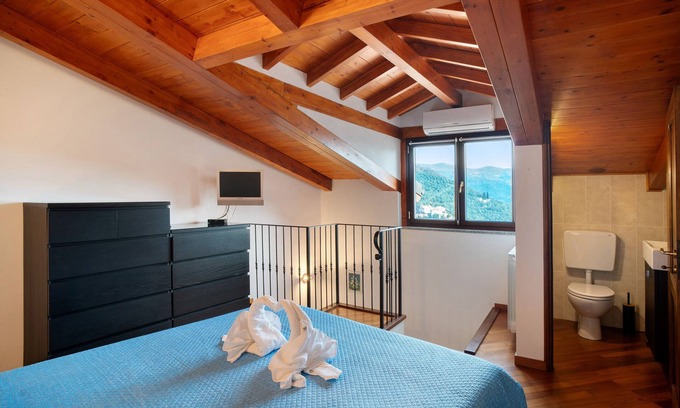 Villa Viani Apartment | Apartment 'Ca' De Maio' with Mountain View and Private Terrace