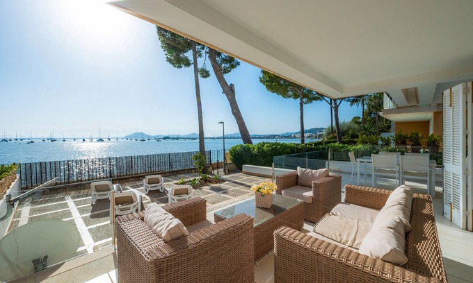 Puerto de Pollensa Apartment | Apartment 'Can Vidal Des Port' with Sea View, Private Terrace and Wi-Fi