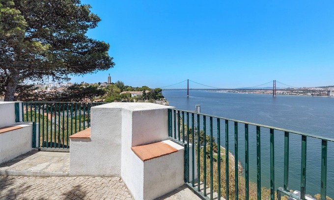 Cacilhas Apartment | Apartment 'Cantinho Do Tejo' with Private Terrace and Wi-Fi
