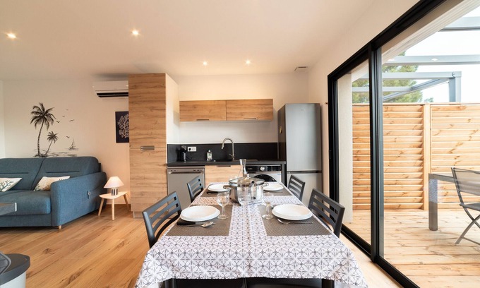 Sorede Apartment | Apartment 'Côté Mer' with Mountain View, Wi-Fi and Air Conditioning