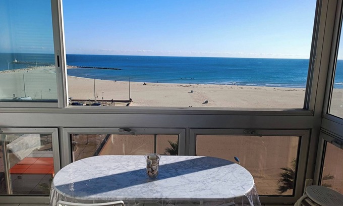 Le Port Apartment | Apartment facing the sea