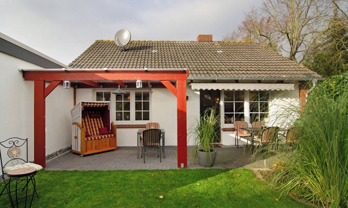Norden Apartment | Apartment 'Ferienhaus Sonnenschein - Wohnung 2' with Private Terrace, Private Garden and Wi-Fi