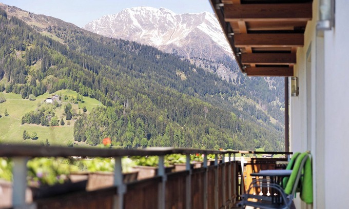 Racines Apartment | Apartment 'Fichte' with Mountain View, Private Garden and Wi-Fi