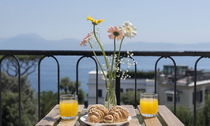 Posillipo House | Apartment for 8: modern, spacious, kids-friendly, stunning view on the bay