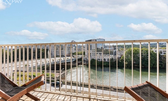 Billancourt–Rives de Seine Apartment | Apartment overlooking the Seine 10' drive from the Eiffel Tower free parking