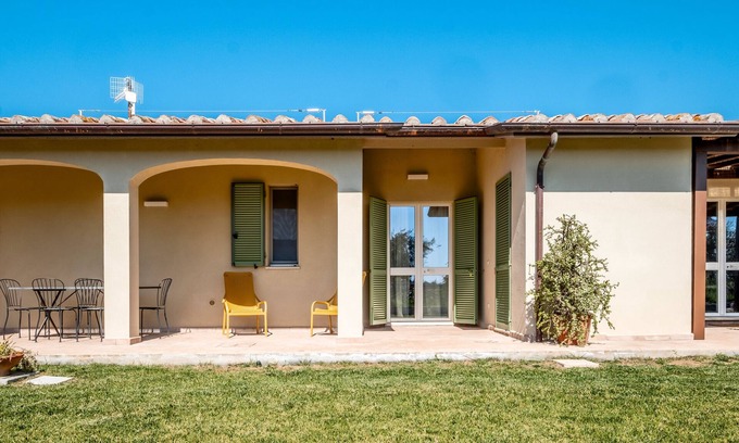 Capalbio Apartment | Apartment 'Frantoio' with Shared Pool, Wi-Fi and Air Conditioning