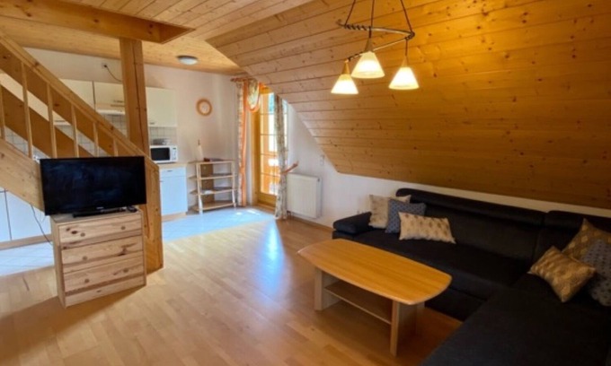 Schollach Apartment | Apartment 'Hofblick' with Shared Garden, Balcony and Wi-Fi
