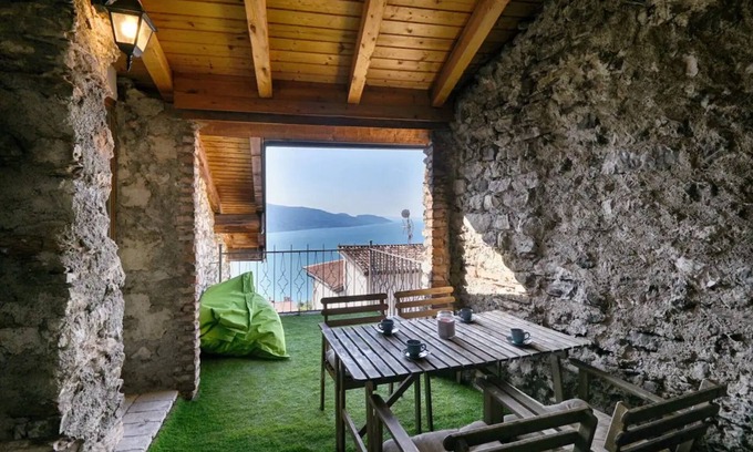 Oldesio Apartment | Apartment 'Il Melo' with Lake View, Wi-Fi and Air Conditioning