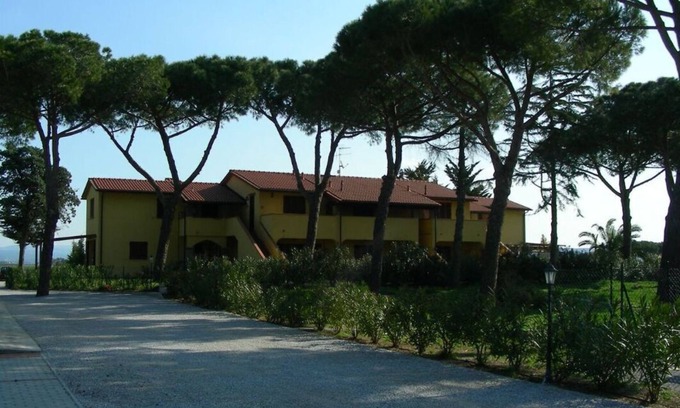 Campiglia Marittima Apartment | Apartment in residence with garden near the sea