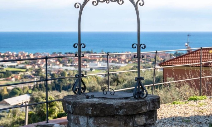 Diano Castello Condo | Apartment in villa at the foot of a historic village 5 minutes' drive from the sea