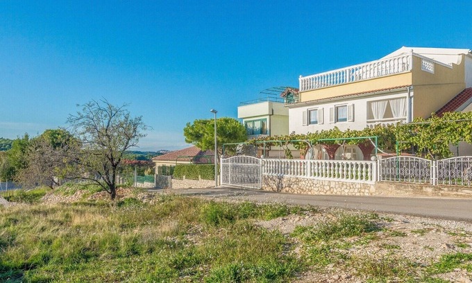 Jadrtovac Apartment | Apartment Ivic A3 near the beach