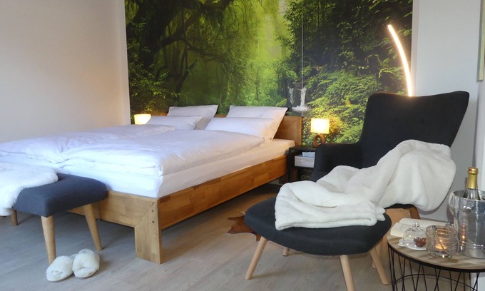 Mistelbach Apartment | Apartment-Modern-Private Bathroom-Garden view