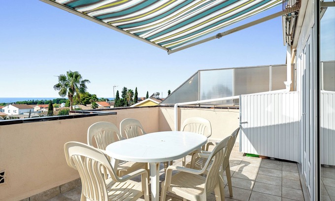 Creixell Apartment | Apartment 'Montsant' with Sea Views, Private Terrace and Air Conditioning
