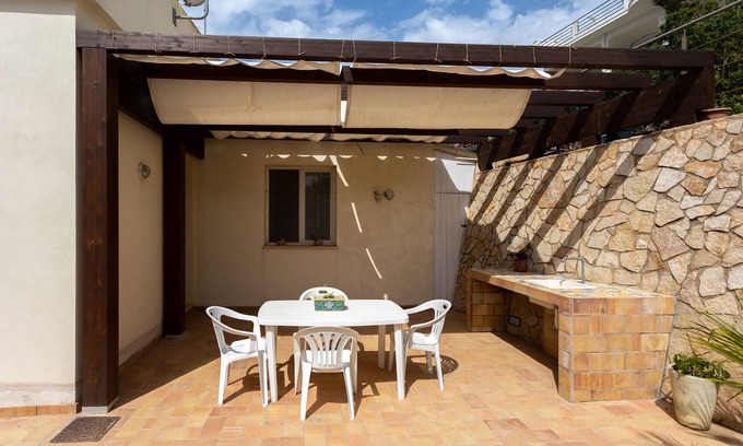 Porto Palo Apartment | Apartment 'Nausica Con Vista Mare Laterale' with Sea View, Wi-Fi and Air Conditioning