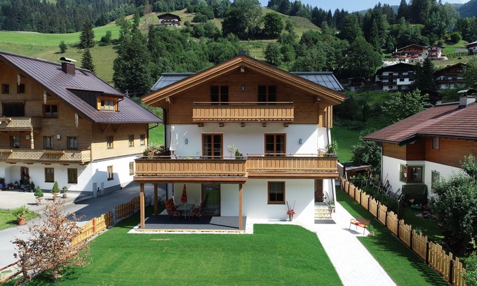 Viehhofen Apartment | "Apartment Pinzgau" with terrace and direct access to the garden for 4-5 people