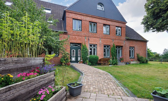 Holstenniendorf Apartment | Apartment 'Reit- Und Ferienhof Alte Dorfschule' with Private Terrace and Wi-Fi