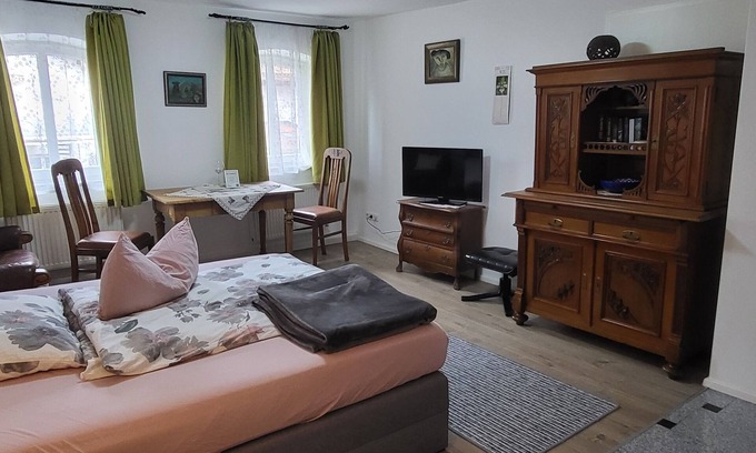 Bad Aibling Apartment | Apartment Roswitha mit Badewanne und Blick auf den Bach